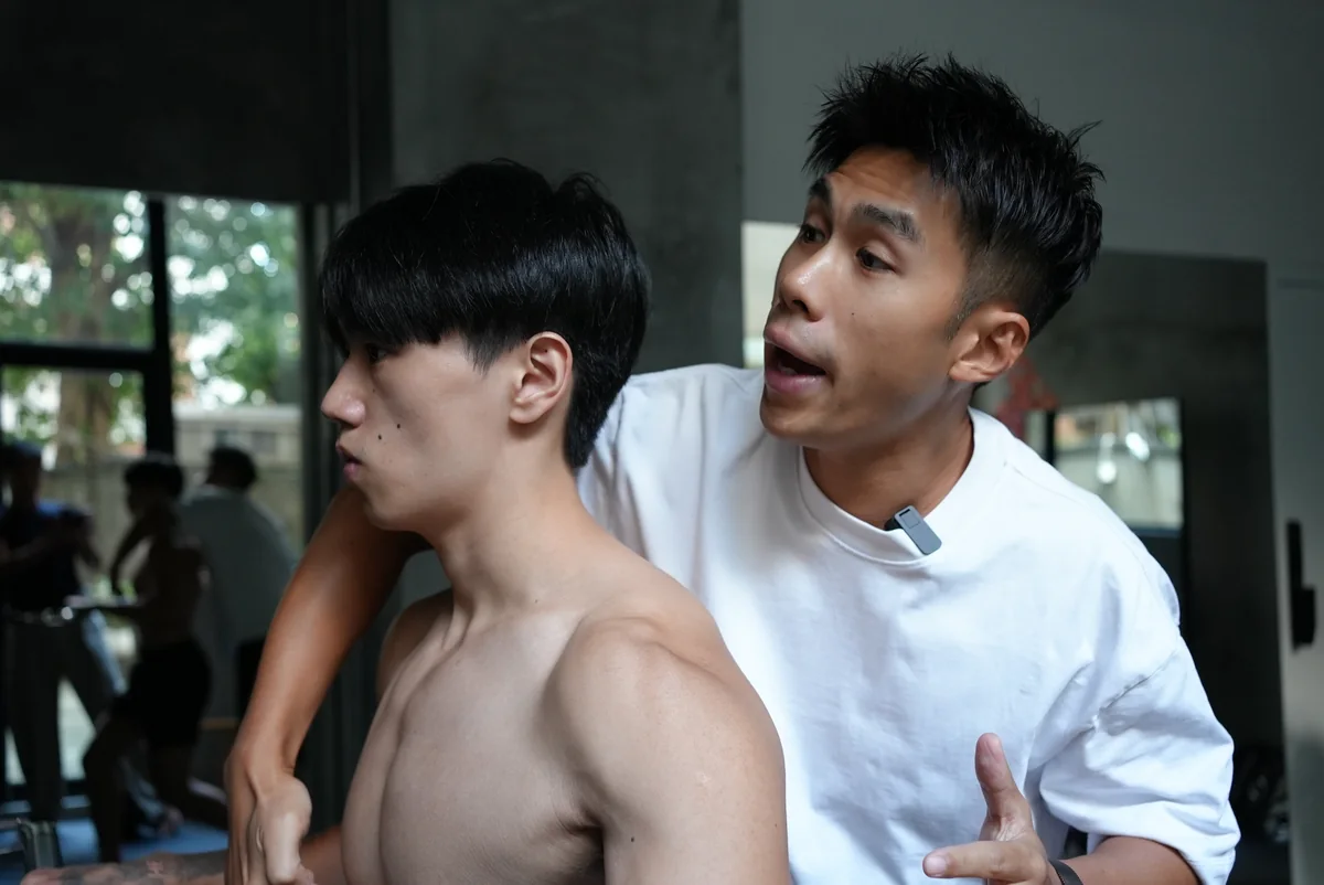 Taka 貼近學員,一邊說明一邊引導他的動作