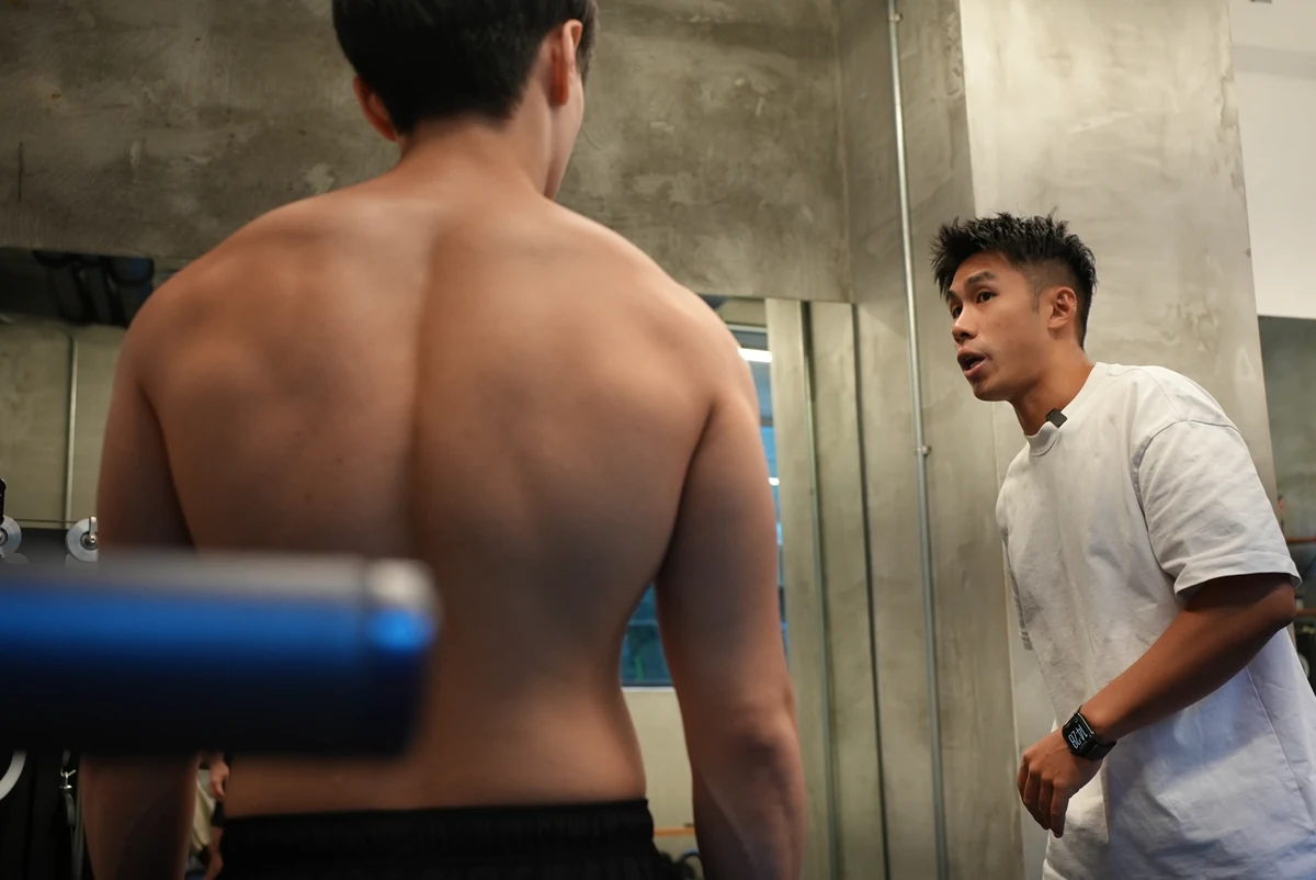 Taka 站在學員背後，觀察他背部與肩胛的狀態