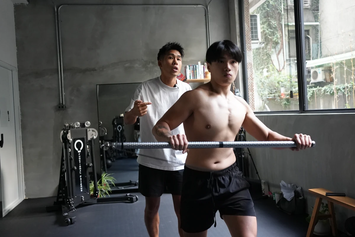 第一力學工作室一角,Taka 在學員身後指導橫桿動作